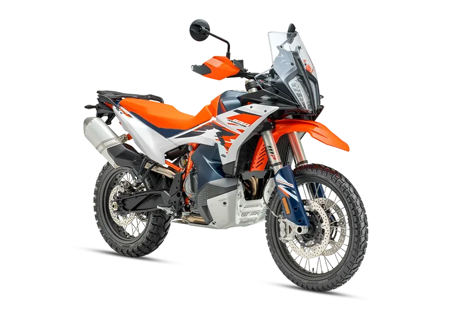 Ujęcie studyjne od przodu z prawej — wysoki błotnik i nadwozie w stylu KTM 450 Rally