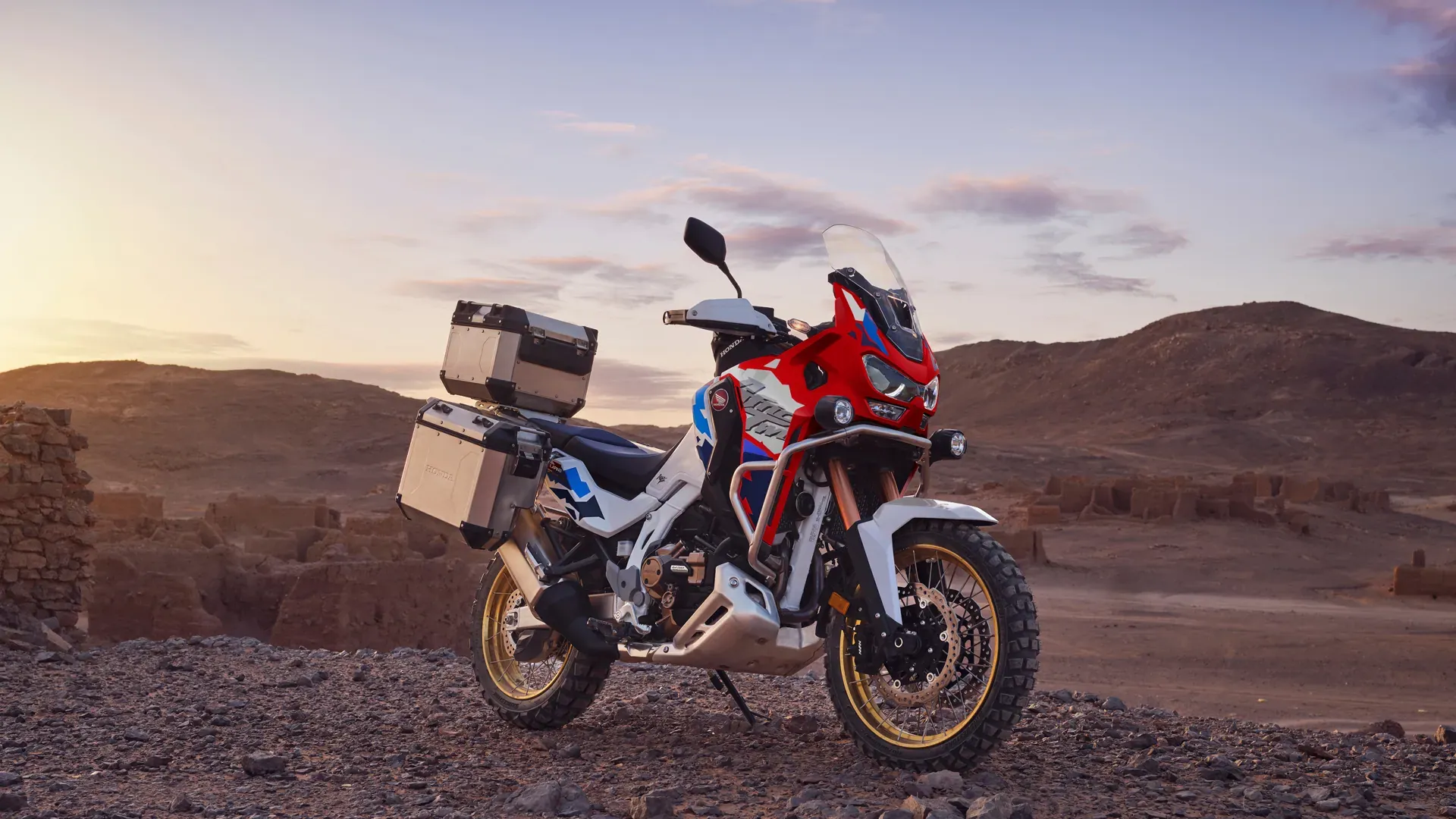 Adventure Sports z bagażem o zachodzie słońca