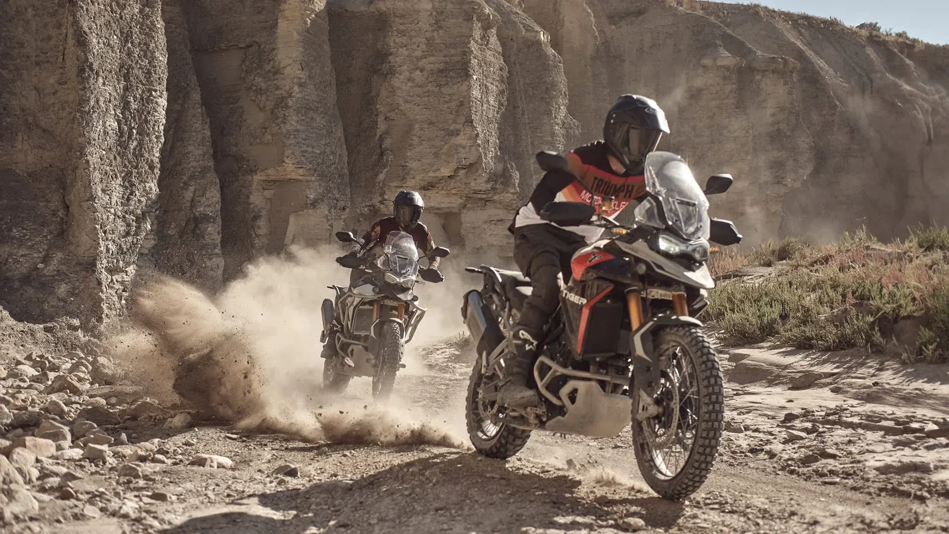 Dwa Tigery 900 Rally Pro w kamienistym kanionie