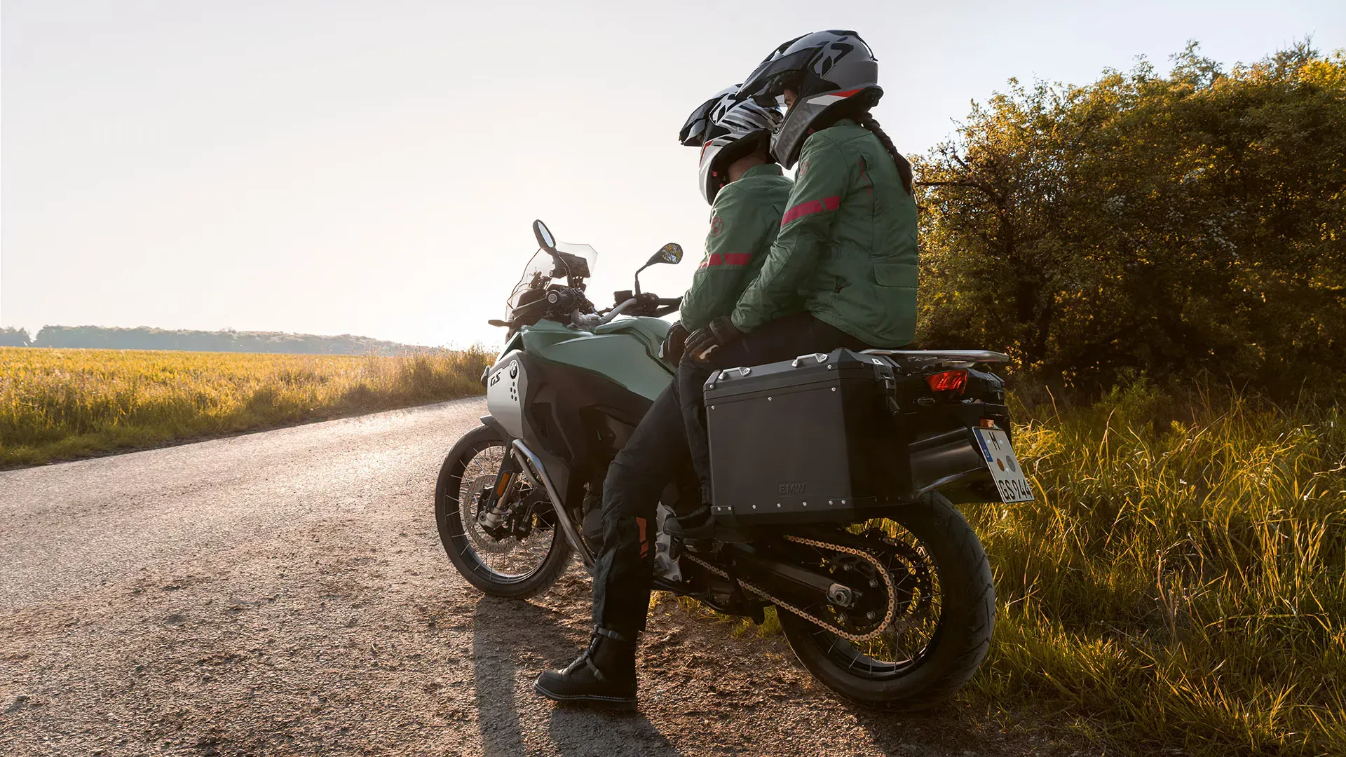 Motocykl z aluminiowym systemem bagażowym na poboczu