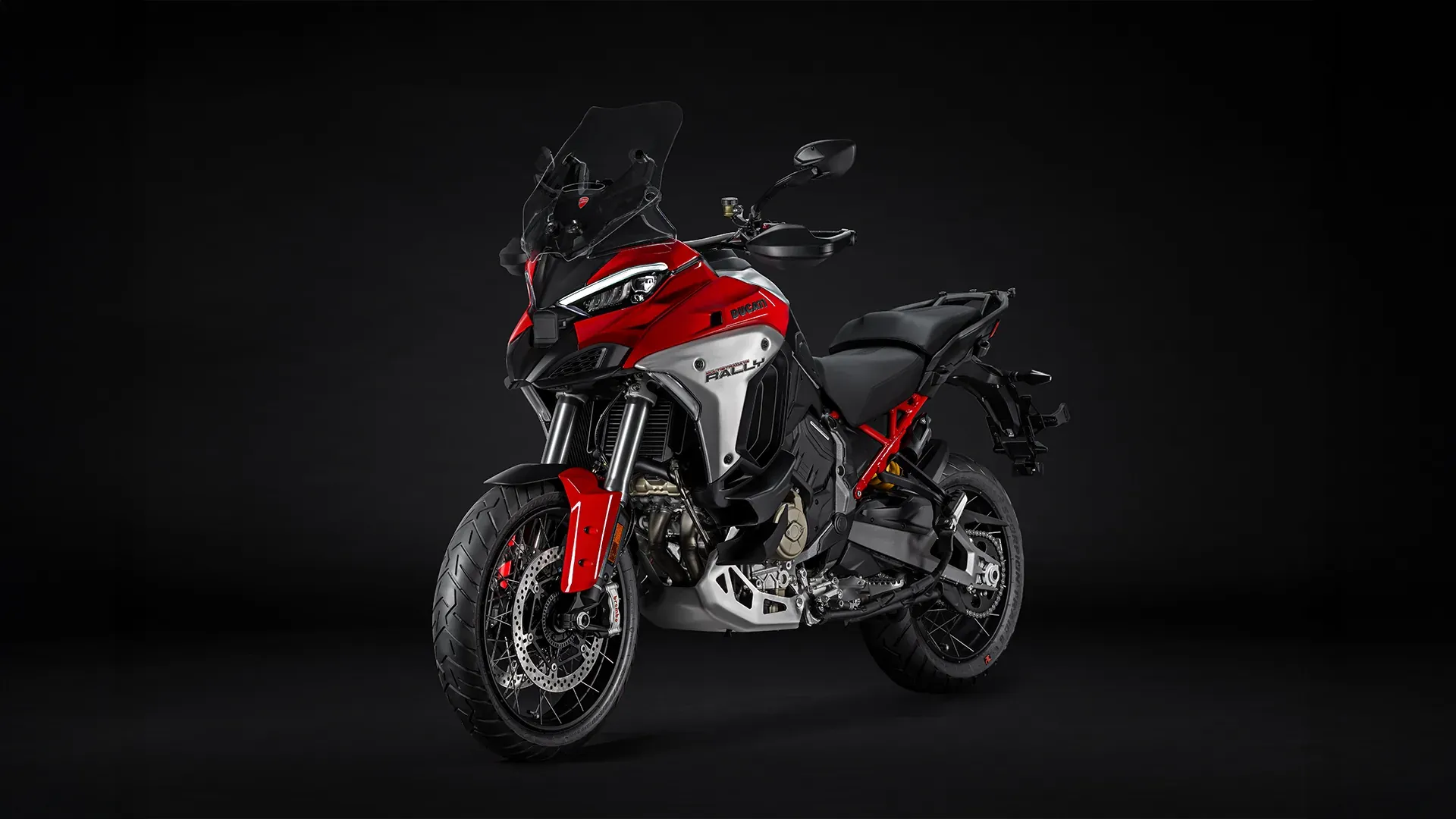 Kolor Ducati Red ze zbiornikiem ze szczotkowanego aluminium — ujęcie studyjne