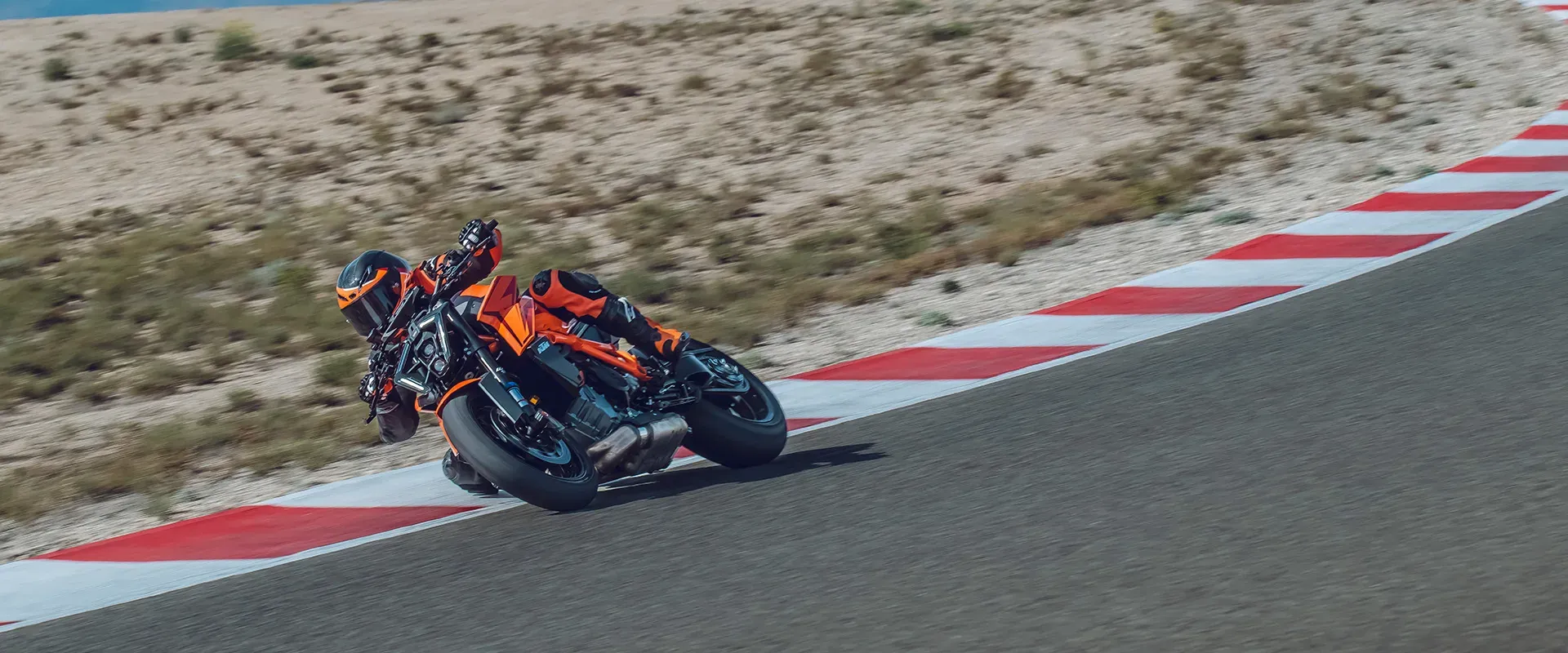 Jazda po torze — motocykl złożony w zakręcie