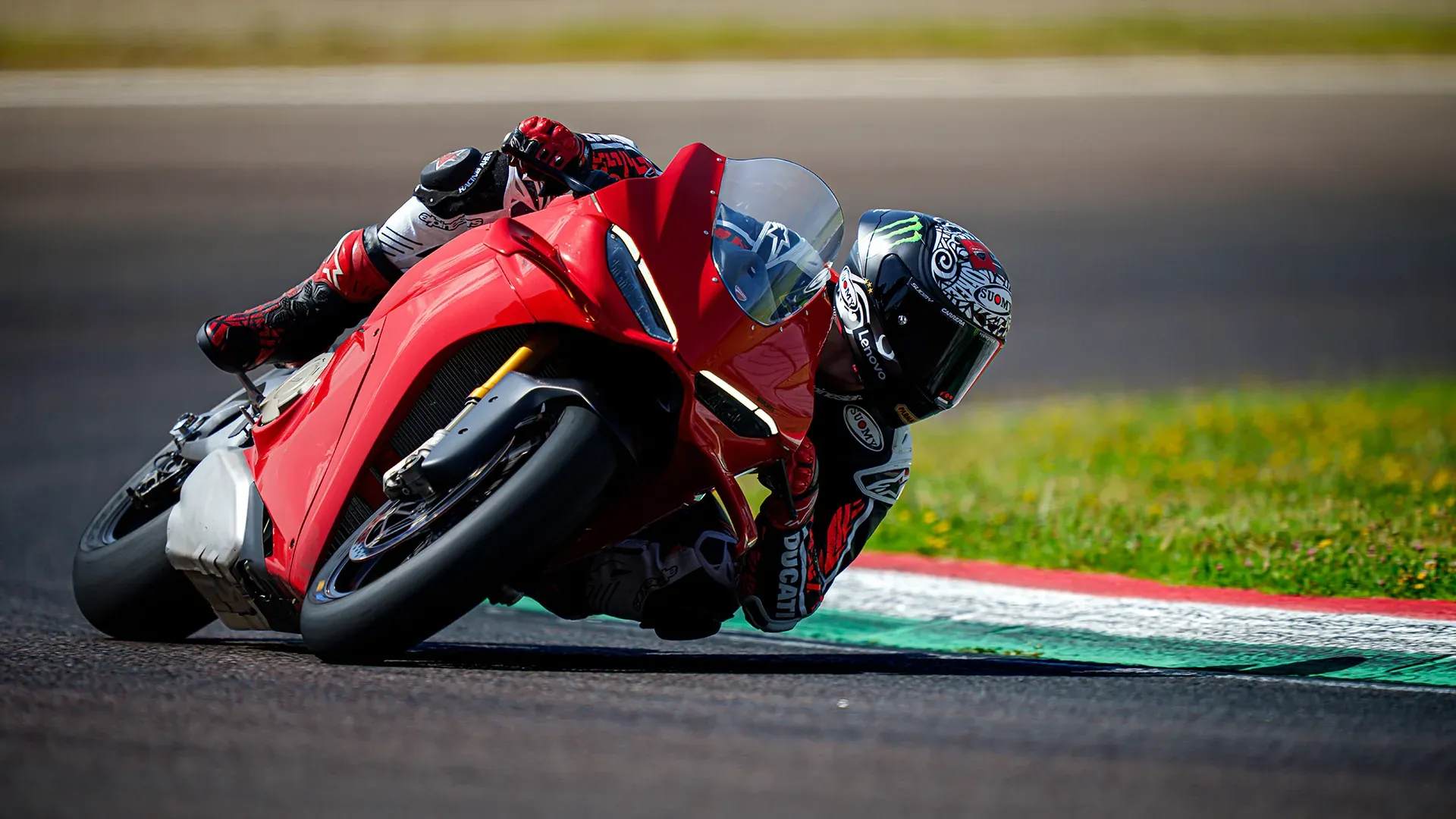 Panigale V4 S na torze — pochylenie z kolanem na asfalcie