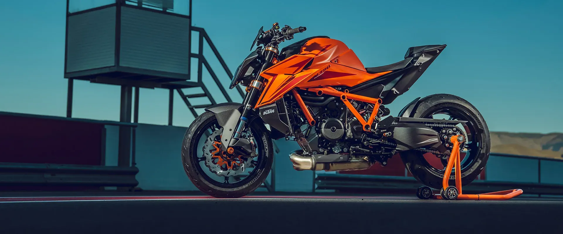 Motocykl na stojaku w padoku toru