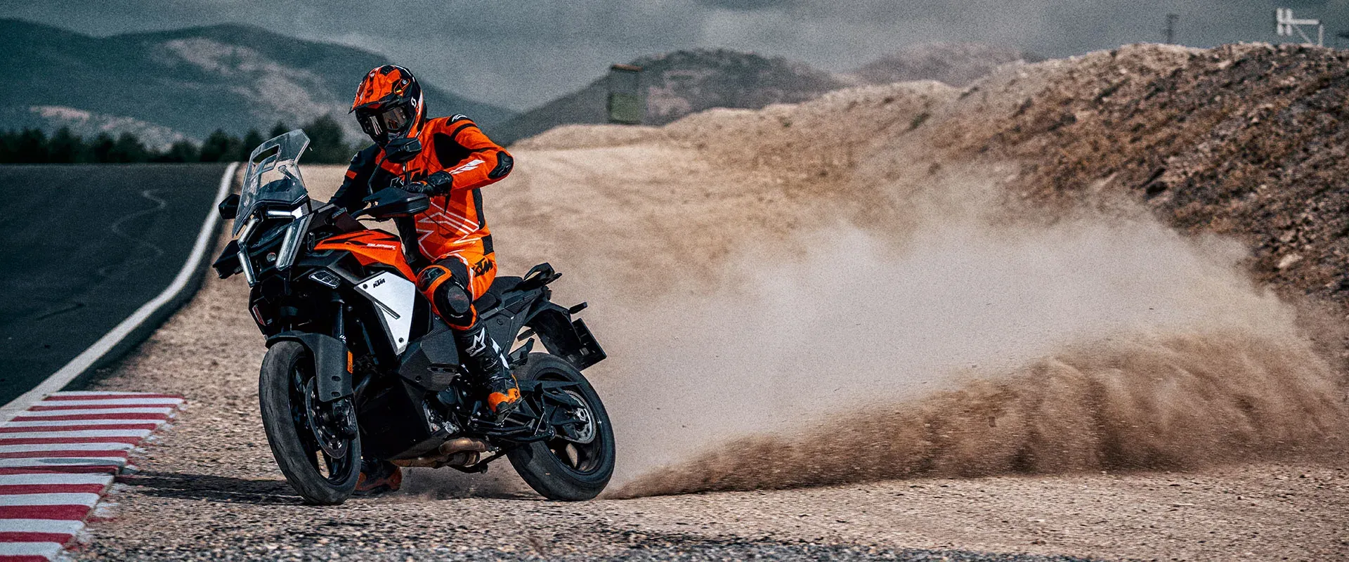 Poślizg na szutrze — motocykl wyrzuca chmurę pyłu