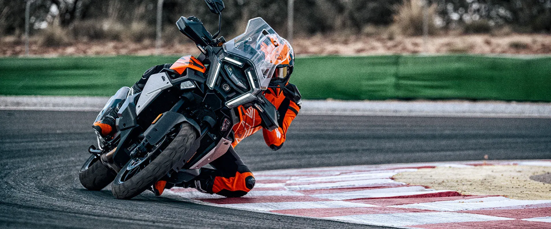 Motocykl mocno złożony w zakręcie toru
