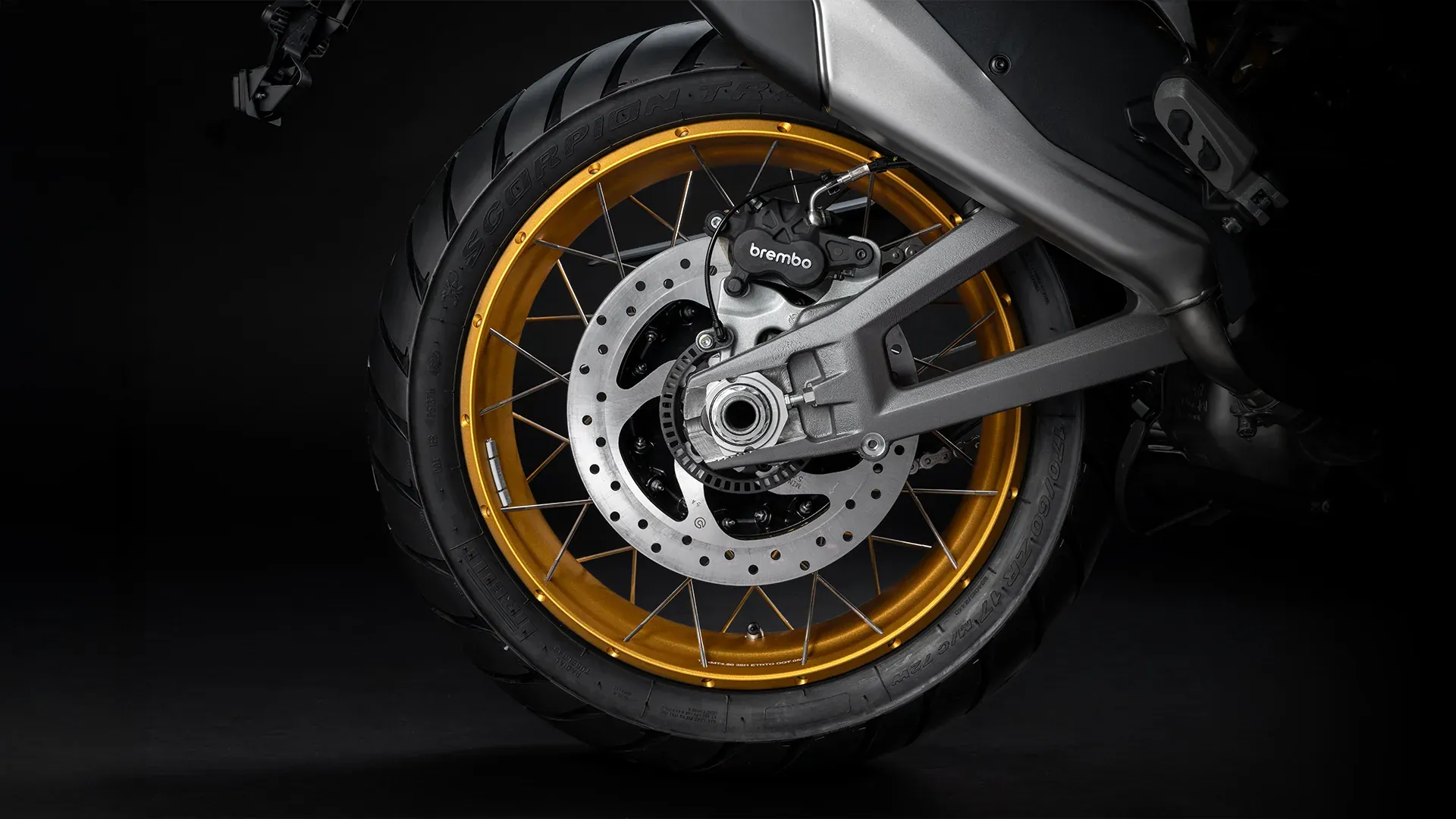 Bezdętkowe koło szprychowe ze złotą obręczą i tylny hamulec Brembo