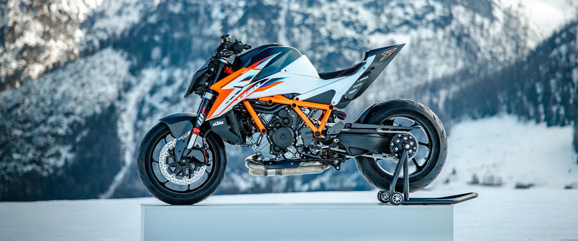 Motocykl na podeście na tle ośnieżonych gór