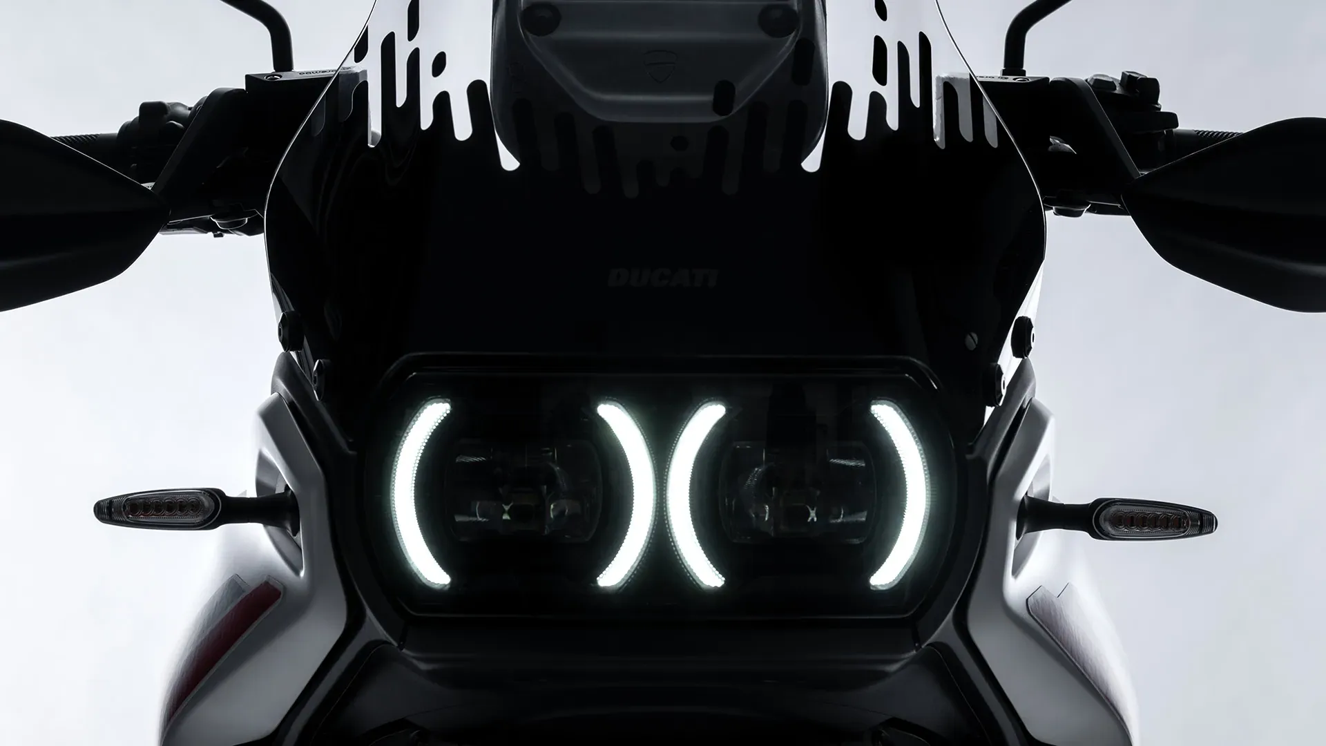 Reflektor LED z charakterystyczną sygnaturą świetlną