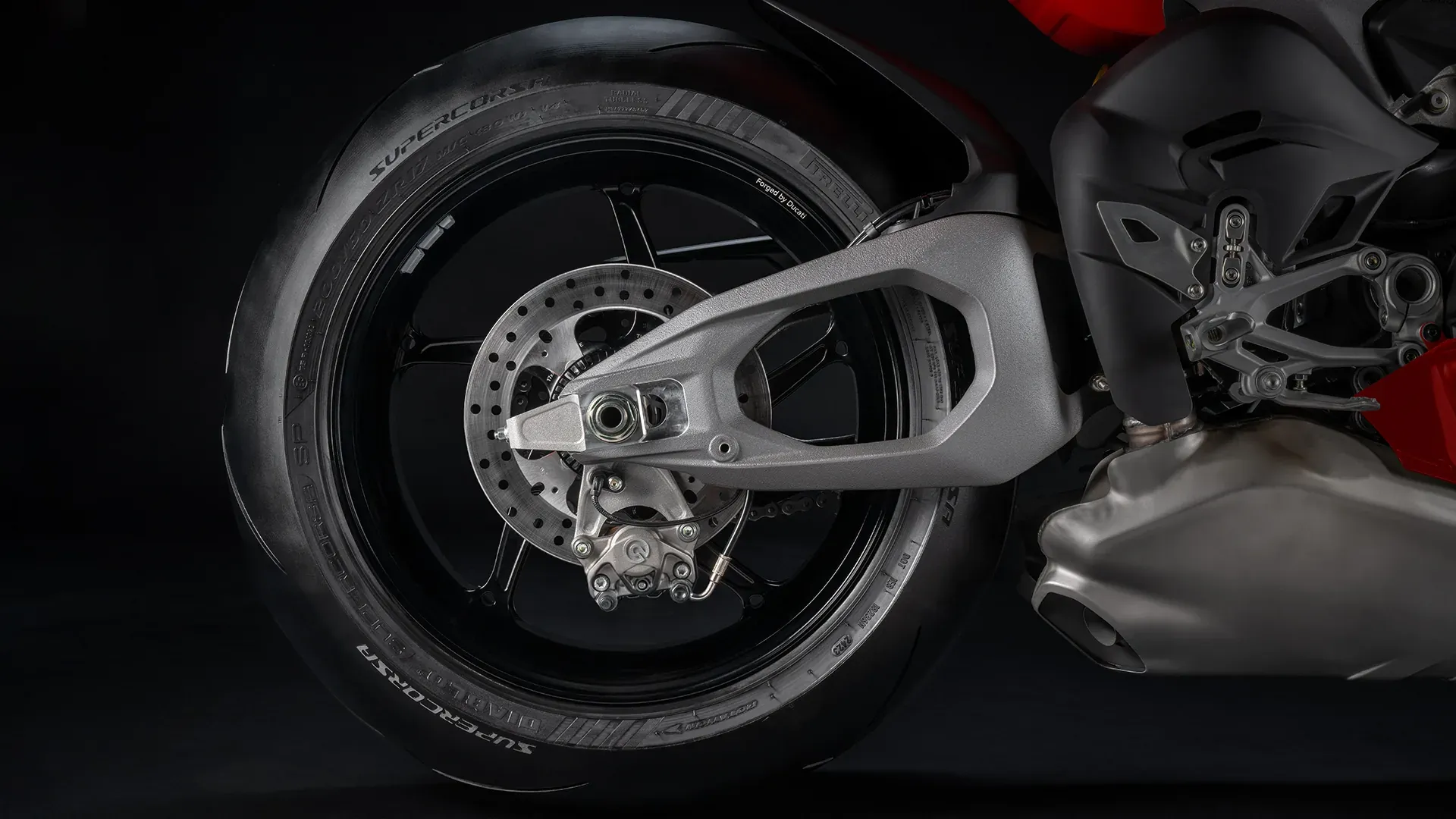Dwustronny wahacz Ducati Hollow Symmetrical Swingarm i kute koło tylne