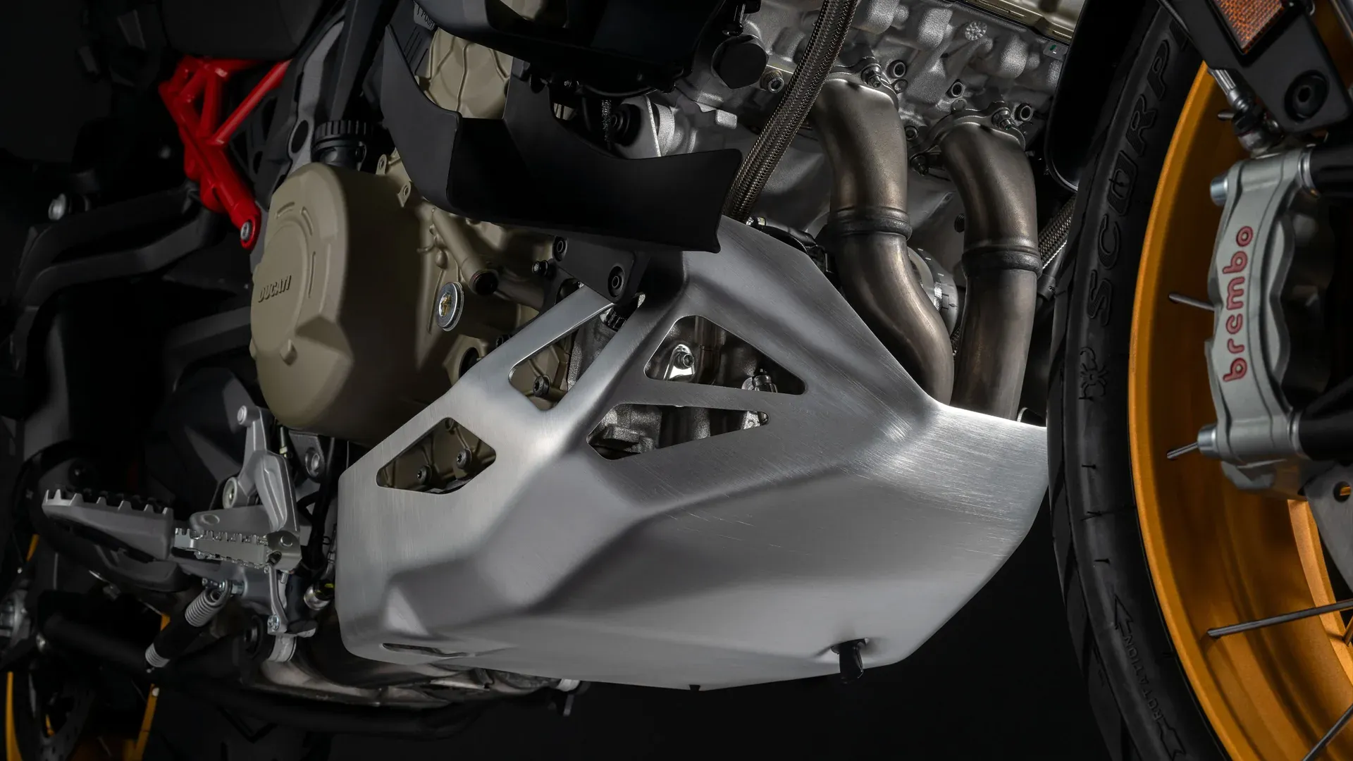 Silnik V4 Granturismo i aluminiowa płyta pod silnikiem
