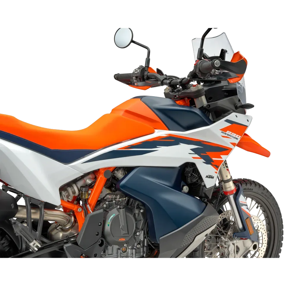 Przód motocykla z bliska — owiewka, szyba i zbiornik