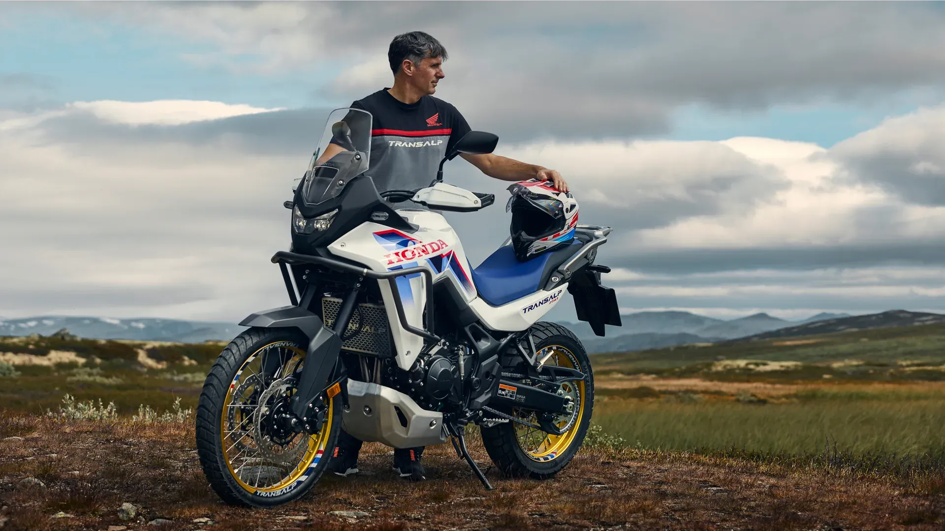 Postój w terenie — widoczna sylwetka motocykla z boku